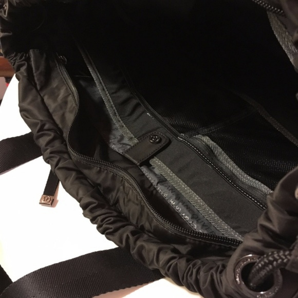 Lululemon "Effortless Tote" gym bag - Picture 5 of 6
